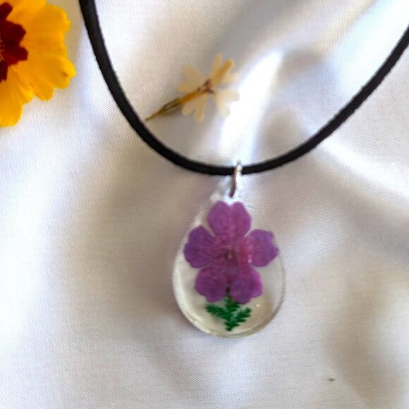 Tear Drop Shaped Beautiful Hand Made Purple 5 Leaf Dried Flower Resin Charm Neck - Picture 1 of 3